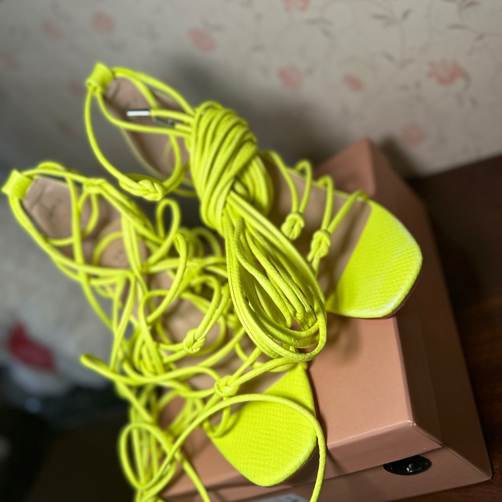 Lime Green Heels 👠💚